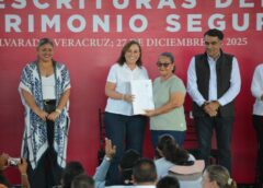 Entregan 336 escrituras en Alvarado y dan certeza jurídica a familias