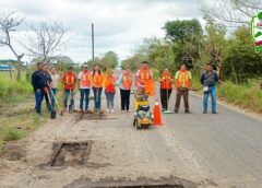 Ayuntamiento de San Juan Evangelista entra al quite y arranca bacheo en carretera estatal