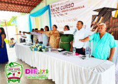 Eloísa Zetina acompaña graduaciones en escuelas de San Juan Evangelista
