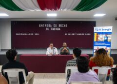12 jóvenes de Coatzacoalcos reciben becas para continuar sus estudios