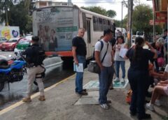 Autobús queda cerca de ser alcanzado por tren en Xalapa